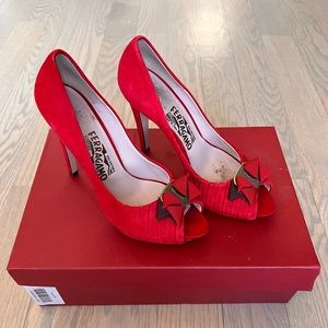 Salvatore Ferragamo
CHIRA
ROSSO SUEDE KID
6.5